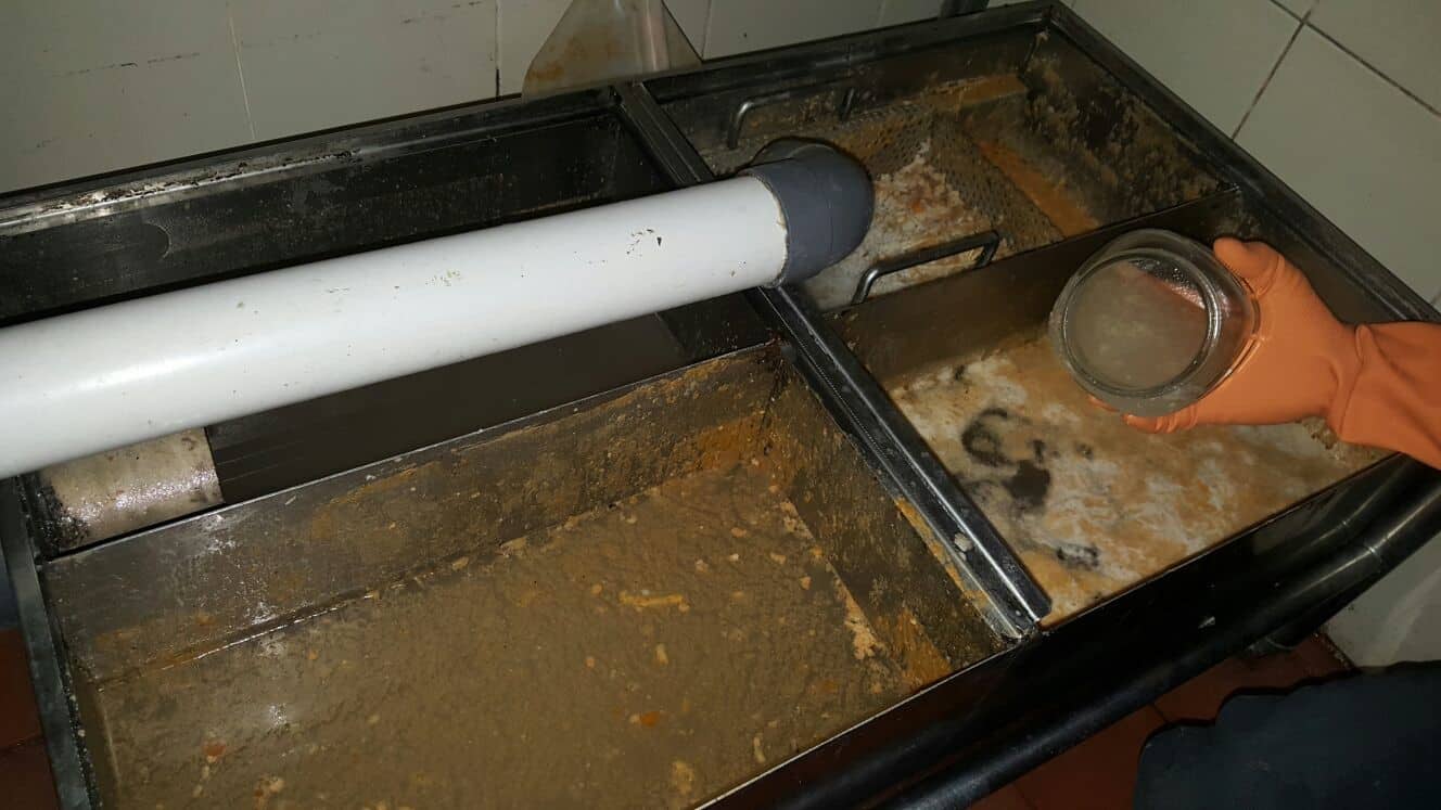 AQUAQUICK 2000 Industrial Degreaser & Oil Spill Dispersant 25 2 Opvang van afgewerkte olie en water in vetvangers