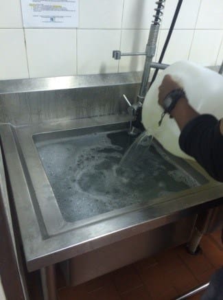 AQUAQUICK 2000 Industrial Degreaser & Oil Spill Dispersant 26 3 40L heet water met 5L Aquaquick2000 fb