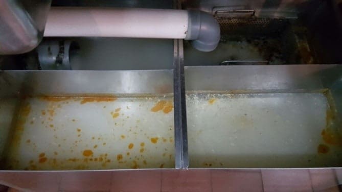 AQUAQUICK 2000 Industrial Degreaser & Oil Spill Dispersant 30 37 MTH Aanzienlijke vermindering van afgewerkte olie op het oppervlak en geur Met gemiddeld 2 x dosis AQUAQUICK 2000 deze vetafscheiders afval