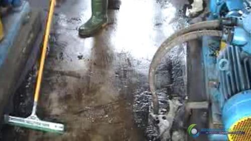 AQUAQUICK 2000 Surface Oil Spill Cleaning Demo 1 28