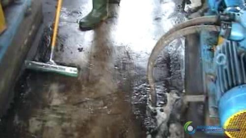 AQUAQUICK 2000 Surface Oil Spill Cleaning Demo 1 29