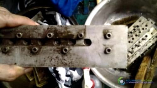 Oil and Grease stained components cleaned with AQUAQUICK 2000 50