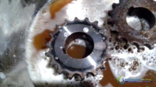 Oil and Grease stained components cleaned with AQUAQUICK 2000 62