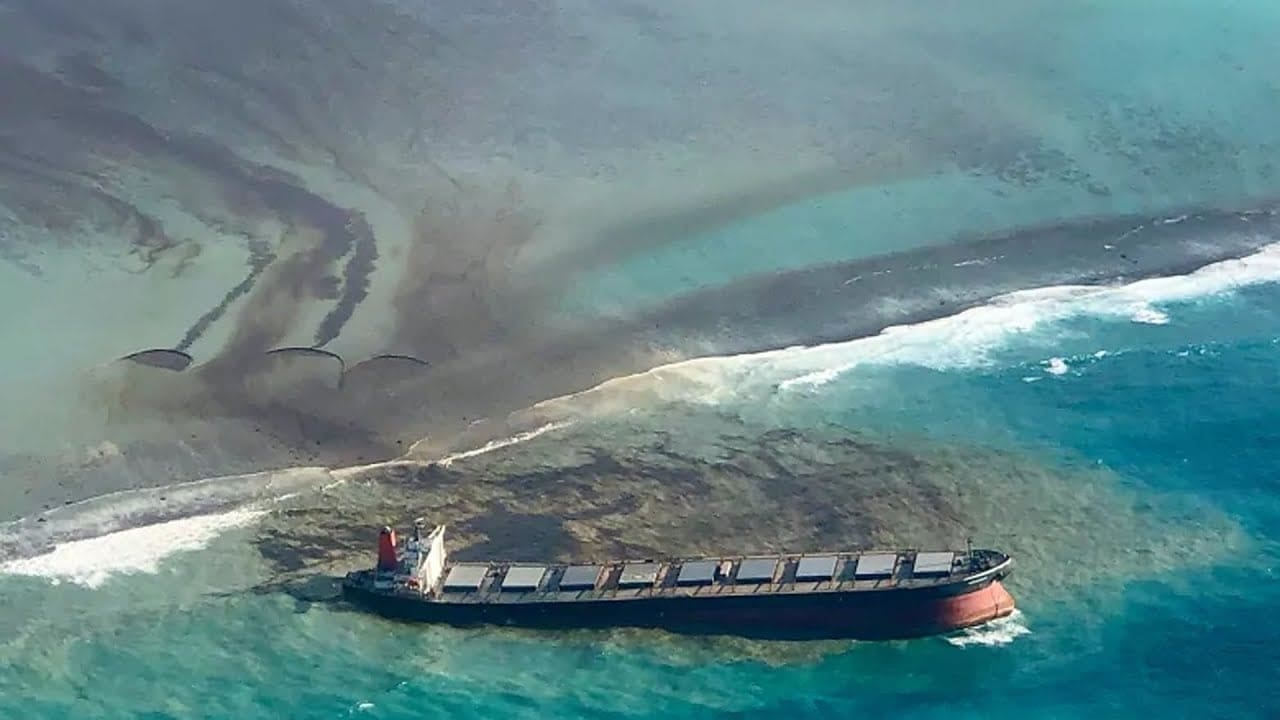 What is Oil Spill Dispersant: Exploring AquaQuick's Innovative Solutions 4 race to clean up indian ocean oi