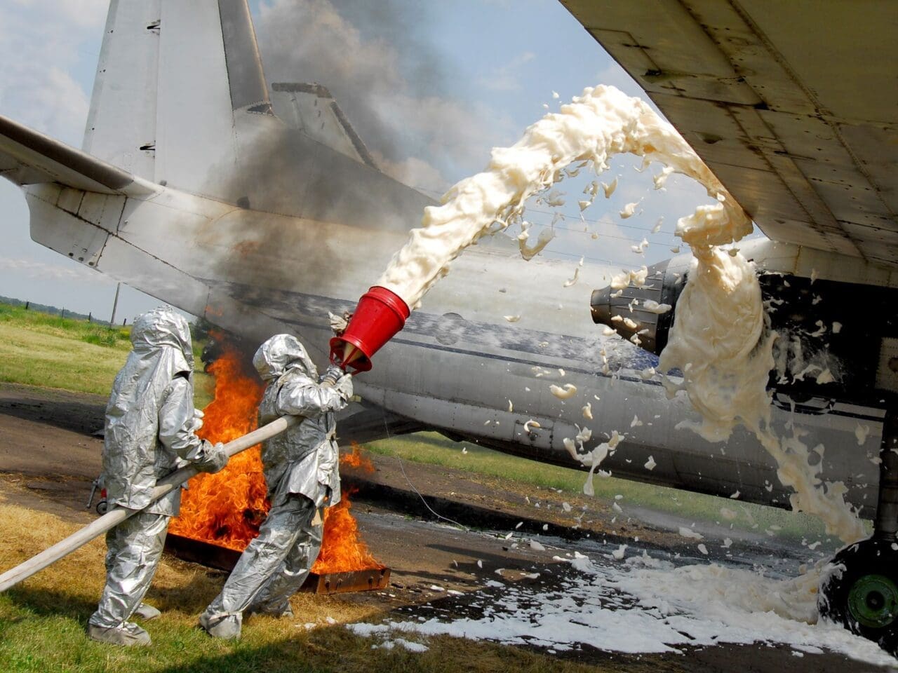 AQUAFOAM 4 combate a incêndios em aviões e aeroportos com AQUAFOAM